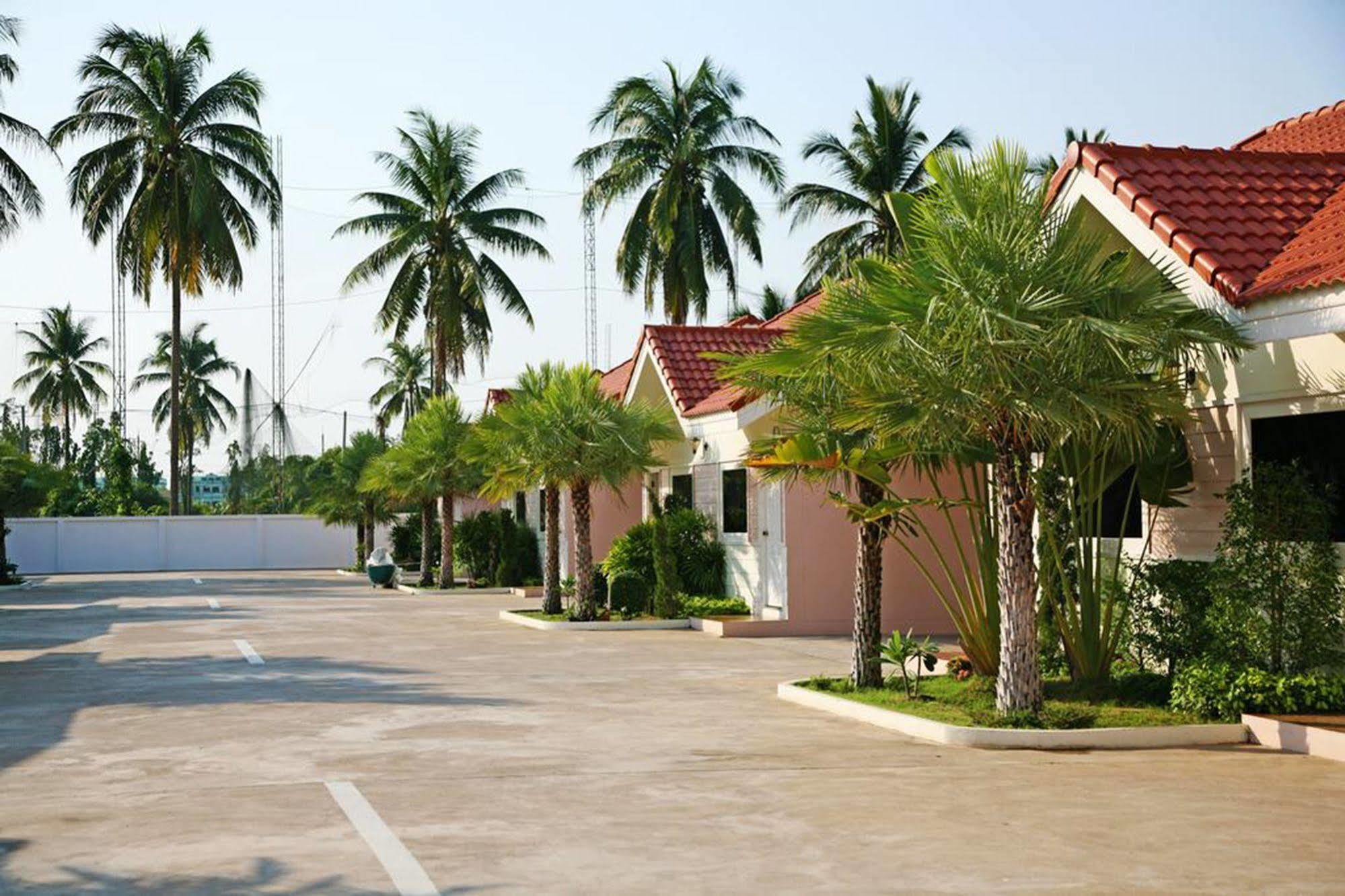 Soda Resort Kamphaeng Phet Exteriör bild
