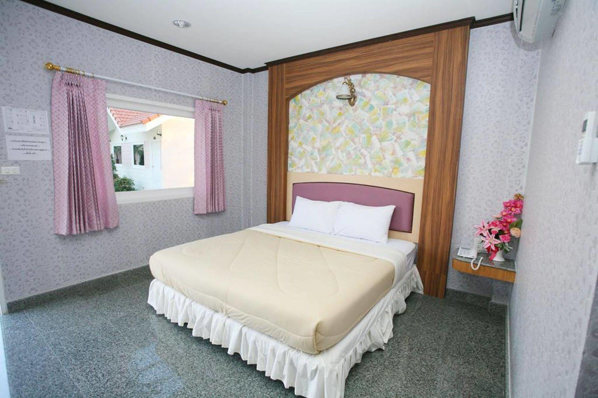 Soda Resort Kamphaeng Phet Exteriör bild