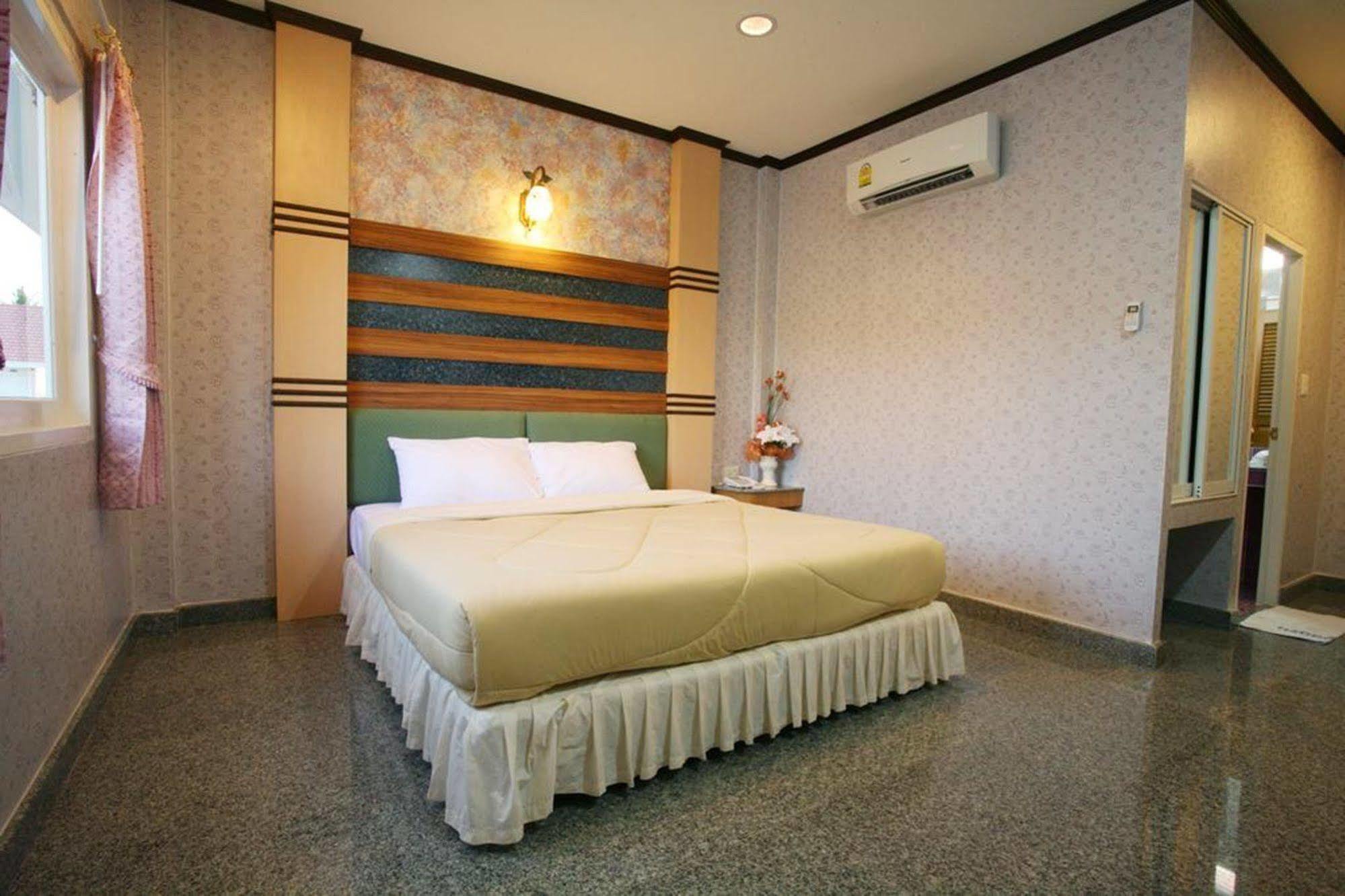Soda Resort Kamphaeng Phet Exteriör bild