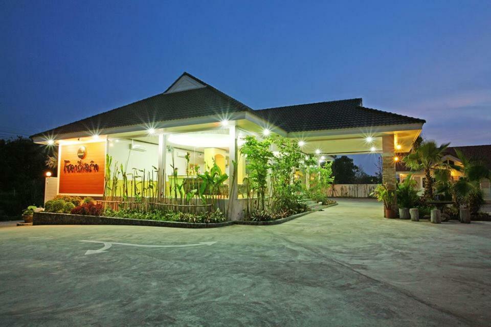 Soda Resort Kamphaeng Phet Exteriör bild